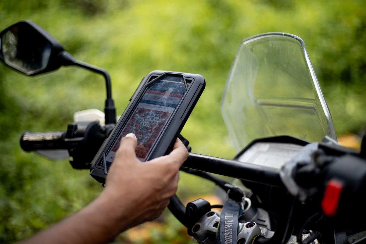 Load video: MOTOTECH Komodo v2 StormShield Mobile / GPS Holder - Bolt Mount | www.mototechgear.com